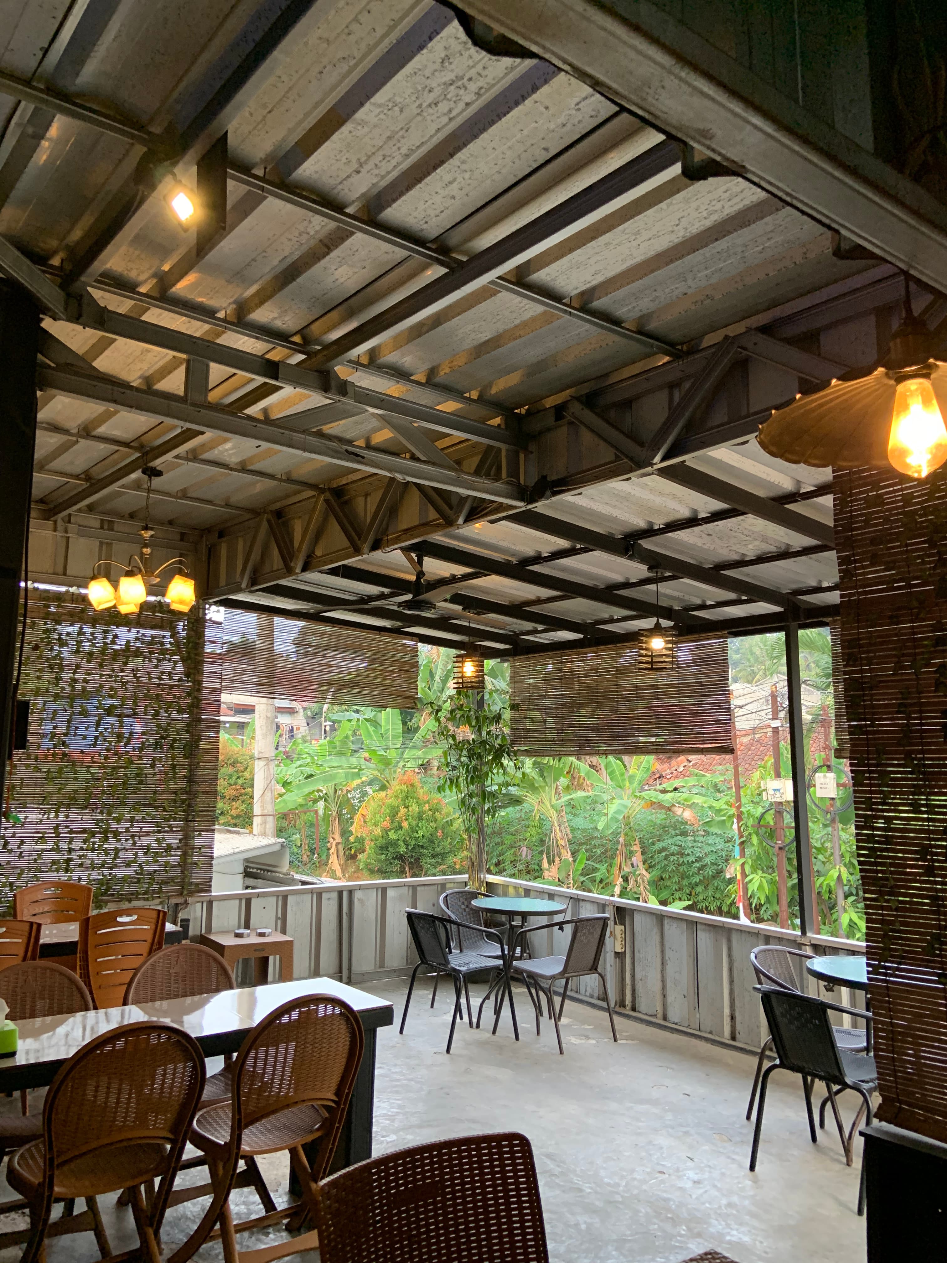 Suasana hangat di dalam Kafe Pinto